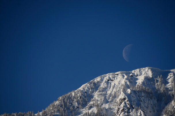 Ay gökyüzünde ve dağ - Fotoğraf, Görsel