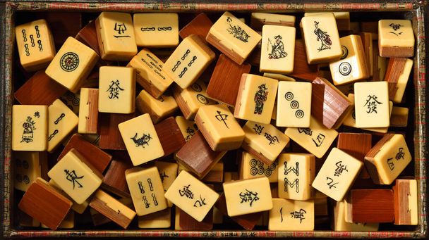 Vintage Os et bambou Mahjong ou mah-jongg jouer carreaux en boîte. Contexte. - Photo, image