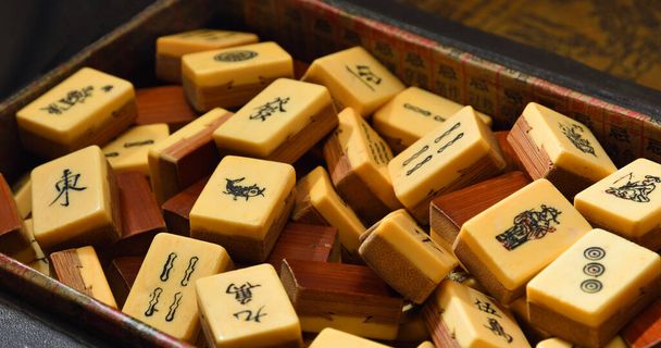 Ročník Bone a bambusu Mahjong nebo mah-jongg hrát dlaždice v krabici. Zavřít pozadí. - Fotografie, Obrázek