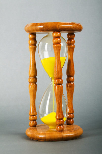 Концепція часу пісочний годинник на градієнтному фоні
 - Фото, зображення