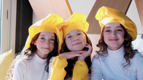 Grupo de crianças em chapéus de chefs. Crianças jovens cozinham olhando - Filmagem, Vídeo