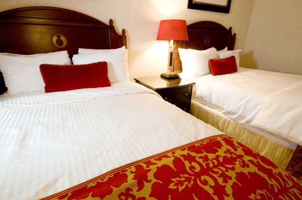 Kétágyas ágy a modern belső szobában - Fotó, kép