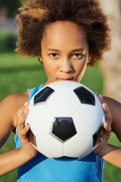 Linda chica afroamericana con pelota de fútbol de pie en la calle - Foto, Imagen