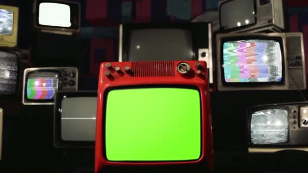 Zehn alte Fernseher, die Green Screens einschalten. Sie können den grünen Bildschirm durch das gewünschte Filmmaterial oder Bild ersetzen. Sie können dies mit dem Keying-Effekt in After Effects oder jeder anderen Videobearbeitungssoftware tun (siehe Tutorials auf YouTube).).   - Filmmaterial, Video