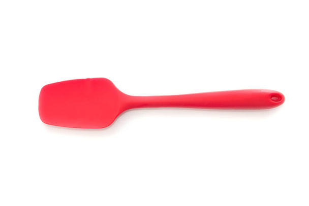 spatule de silicone rouge isolée sur fond blanc. - Photo, image