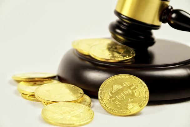 Gouden Bitcoins en rechter hamer op witte achtergrond - Foto, afbeelding