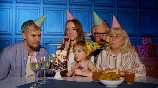 Chica celebrando fiesta de cumpleaños con los padres, abuelos mayores familia soplando velas en la torta - Foto, Imagen