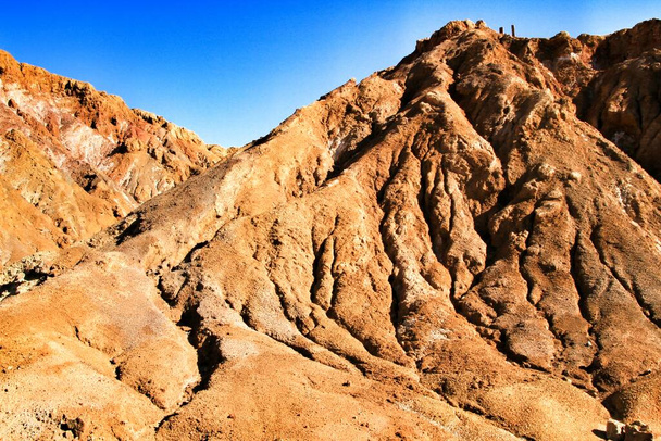 Sedimenty, skalní útvary a minerální pruhy ve starém opuštěném lomu v Mazarronu, Murcia, Španělsko - Fotografie, Obrázek