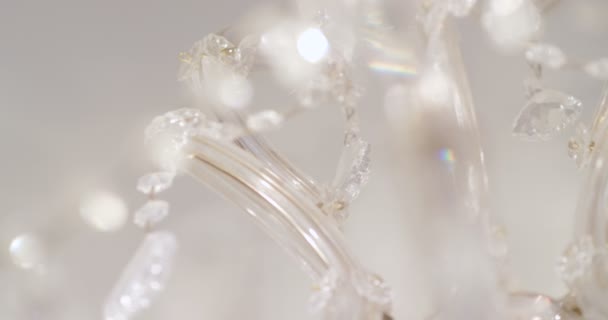 Крупним планом розкішна люстра з діамантами
 - Кадри, відео