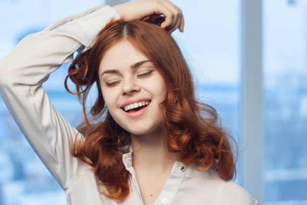 csinos vörös hajú nő menedzser iroda öröm szakmai érzelmek - Fotó, kép