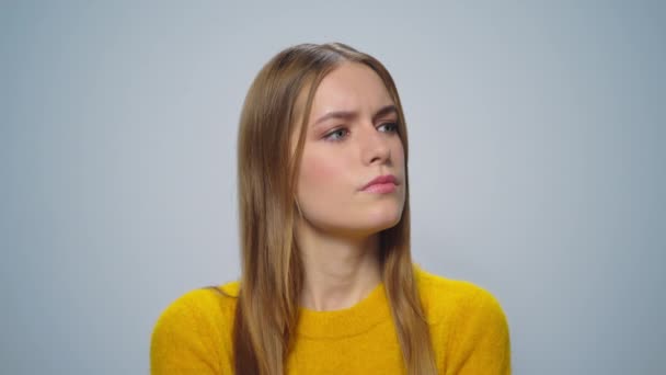 Portré gyönyörű nő gondolkodás probléma megoldás szürke háttér. - Felvétel, videó