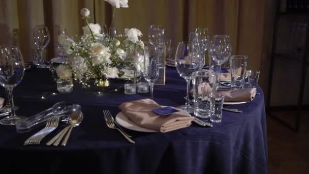 Τραπέζια σε εστιατόριο έτοιμα για δείπνο, σερβιρισμένα για γιορτή - γαμήλια, γενέθλια ή άλλη εκδήλωση - Πλάνα, βίντεο