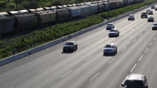 Hochwinkel mit Gegenlicht auf Autobahn Nummer eins - Filmmaterial, Video