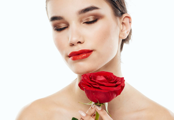 romanttinen nainen ystävien kanssa silmäluomet ja punainen kukka paljain hartioin - Valokuva, kuva