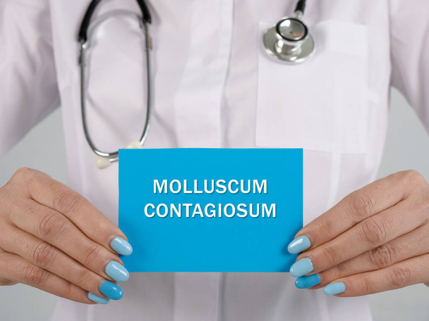 Концепція охорони здоров'я означає MOLLUSCUM CONTAGIOSUM зі знаком на аркуші
 - Фото, зображення