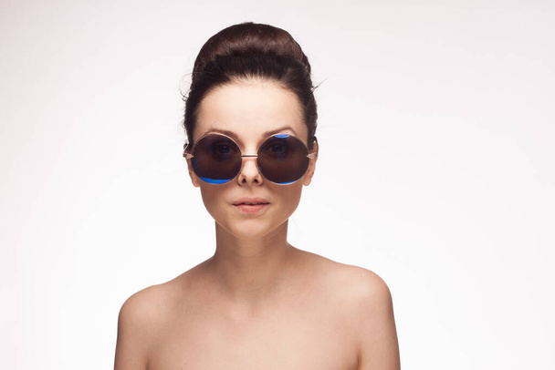 Frau nackte Schultern Sonnenbrille Glamour heller Hintergrund - Foto, Bild