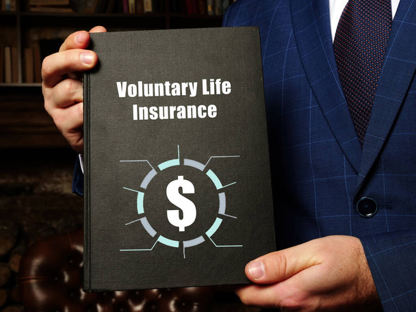 Finanzkonzept zur freiwilligen Lebensversicherung mit Schild am schwarzen Notizblock - Foto, Bild