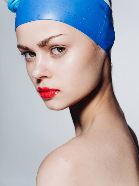 Όμορφη γυναίκα κόκκινο χείλος μπλε καπέλο κατάδυσης μοντέλο - Φωτογραφία, εικόνα