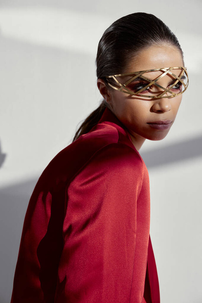 γυναίκα με κόκκινο μπουφάν και αξεσουάρ με τη μορφή γυαλιών στο πρόσωπό της - Φωτογραφία, εικόνα