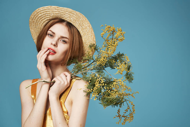 Fröhliche Frau trägt Mimose Strauß Hut Urlaub Lifestyle-Geschenk - Foto, Bild