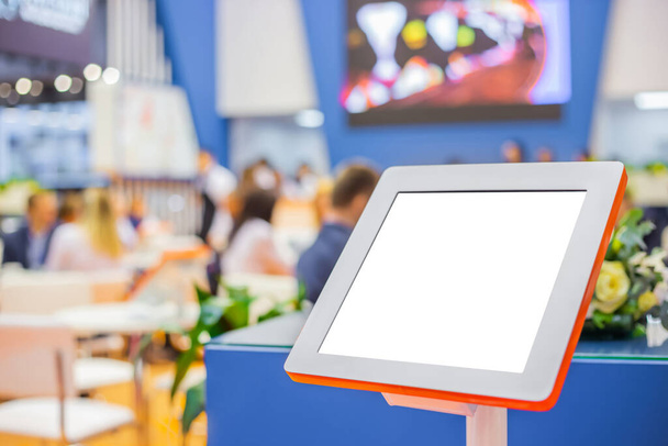 Elektronische multimedia tablet kiosk met blanco wit display op tentoonstelling - Foto, afbeelding