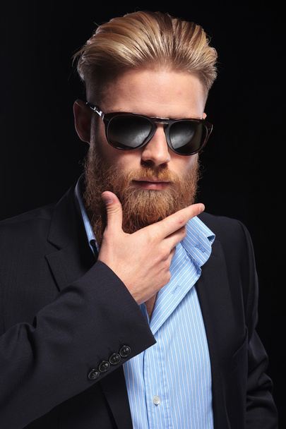 hombre de negocios barbudo con la mano en la barbilla
 - Foto, Imagen