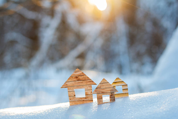 Koncepcyjne domy papiernicze w lesie śnieżnym - Zdjęcie, obraz