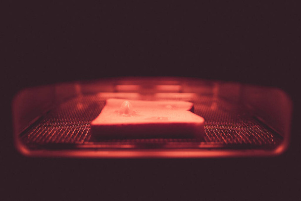 paahtoleipää, joka on poltettu leivänpaahdin kuva - Valokuva, kuva