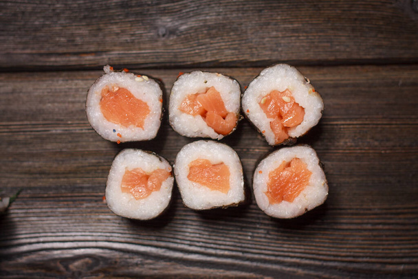 sushi pałeczki czerwony imbir azjatycka kuchnia obiad - Zdjęcie, obraz