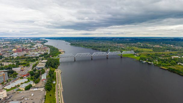 Ярославл, Росія. Залізничний міст в Ярославлі. Міст через Волгу. Вид з повітря - Фото, зображення
