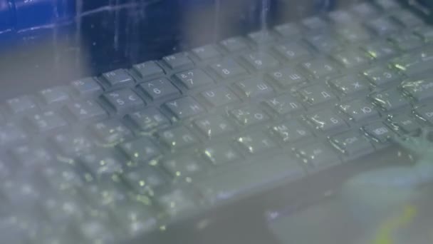Klawiatura wytrzymałego laptopa podczas testu odporności na wodę - zbliżenie - Materiał filmowy, wideo