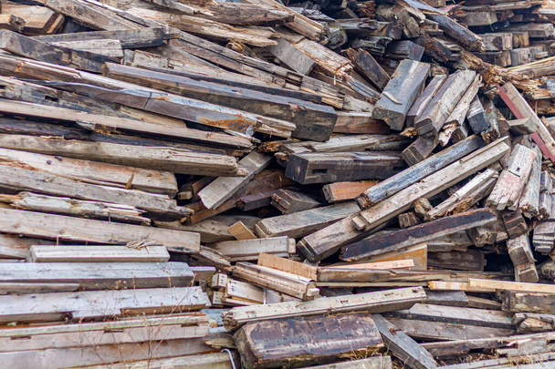 Image abstraite de gros tas de morceaux de bois de différentes formes et tailles, à Woodyard, Kanazawa, Japon. - Photo, image