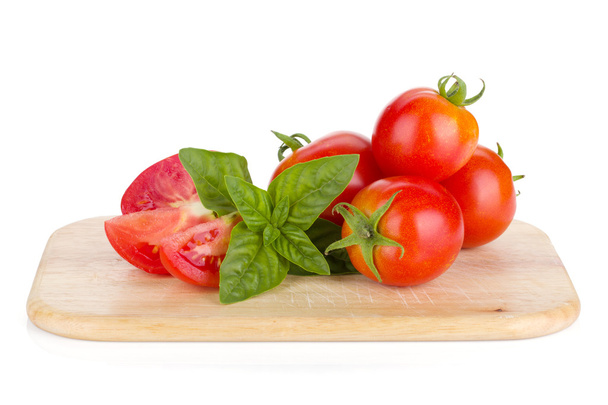 reife Tomaten und Basilikum - Foto, Bild