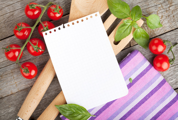 χαρτί κενό σημειωματάριο για τις συνταγές σας με ντομάτα και βασιλικό - Φωτογραφία, εικόνα