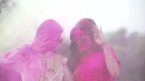 Ragazze che giocano Festa indiana Holi celebrazione rallentamento  - Filmati, video
