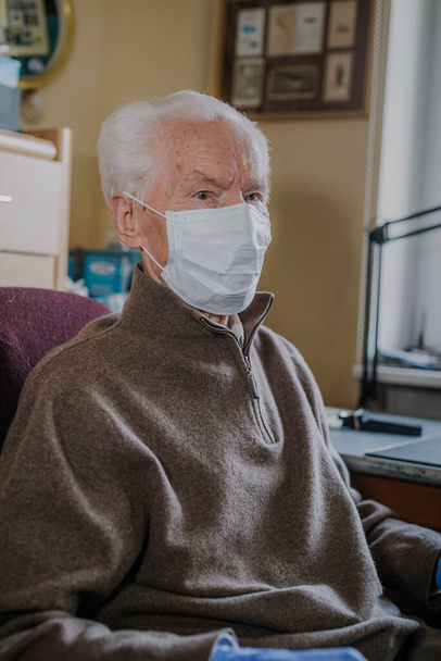 Старий чоловік у захисній масці та рукавичках
 - Фото, зображення
