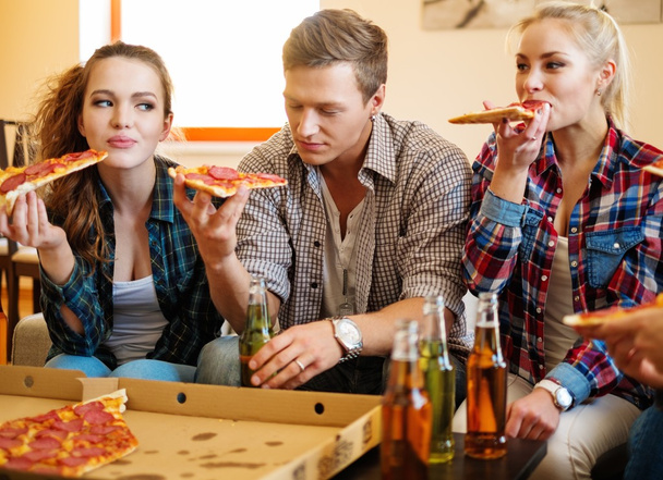 Ryhmä ystäviä syö pizzaa kotona sisustus
  - Valokuva, kuva