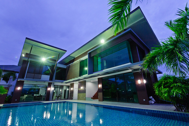 Современный дом с бассейном ночью
  - Фото, изображение