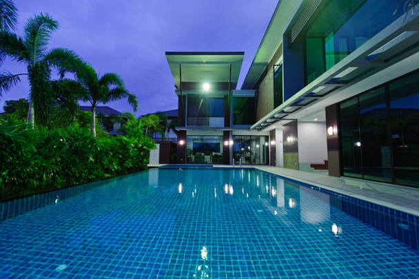 Casa moderna con piscina di notte
  - Foto, immagini