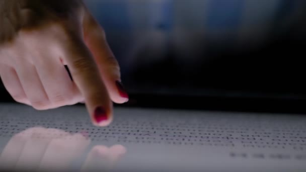Frauenhand mit Touchscreen-Anzeige des interaktiven Kiosks auf der Ausstellung - Filmmaterial, Video