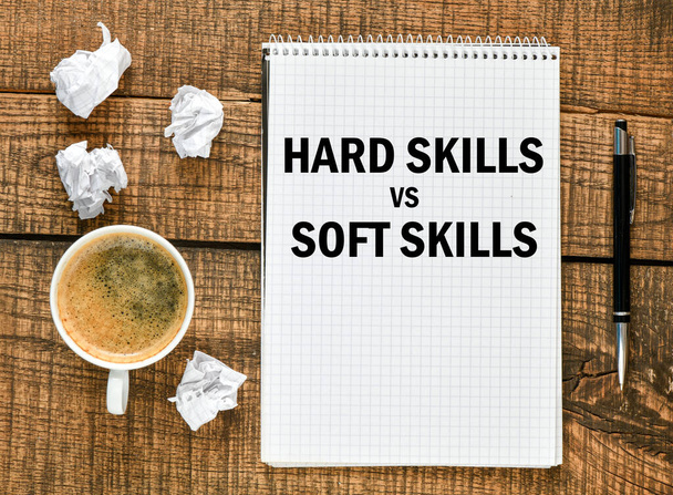HARD SKILLS vs SOFT SKILLS sözcükleri bir ofis defteri ve ahşap masa üzerine yazılmış.  - Fotoğraf, Görsel