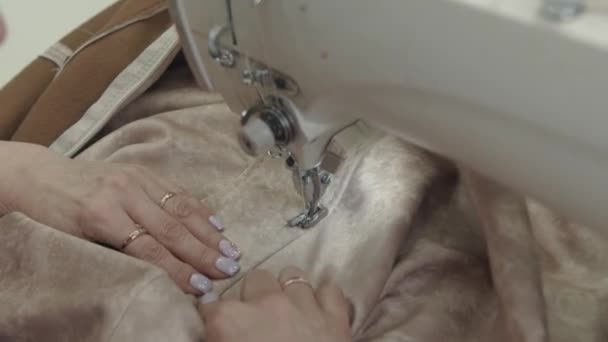 Bovenaanzicht van het proces van het naaien van bankhoezen op een professionele naaimachine in een gestoffeerde meubelreparatiewerkplaats - Video