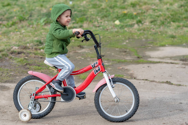 A fiú biciklizik.  - Fotó, kép