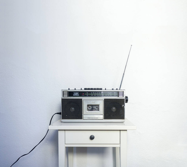 Retro Radio Cassette egy fehér asztalon - Fotó, kép