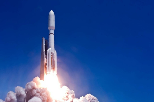 Lanzamiento de cohetes al espacio abierto. Elementos de esta imagen fueron proporcionados por la NASA. Foto de alta calidad - Foto, Imagen