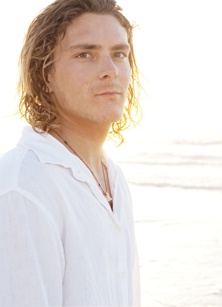 Jeune homme debout sur la plage
 - Photo, image