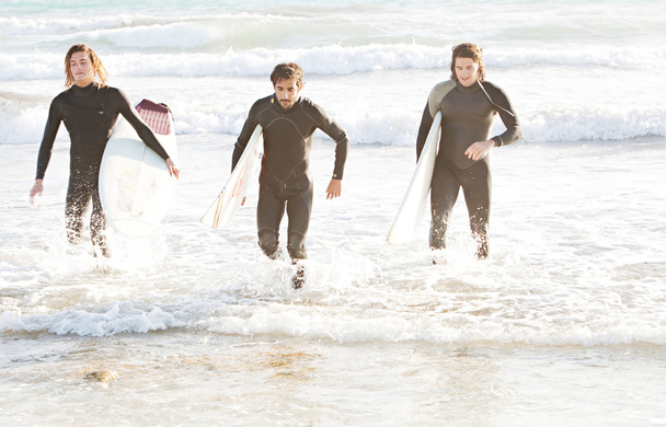 Surfistas corriendo
 - Foto, Imagen