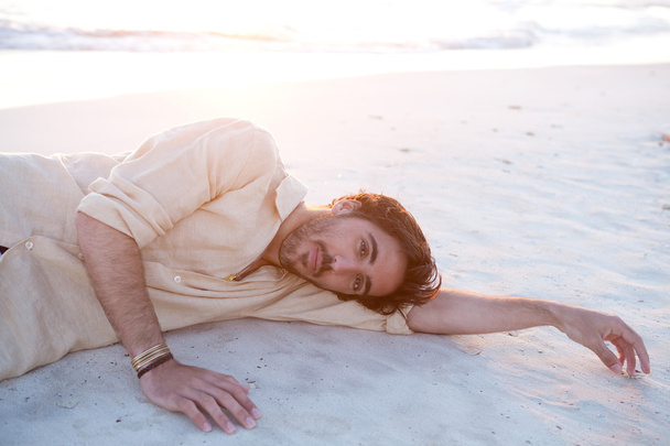 człowiek leżenia na plaży - Zdjęcie, obraz