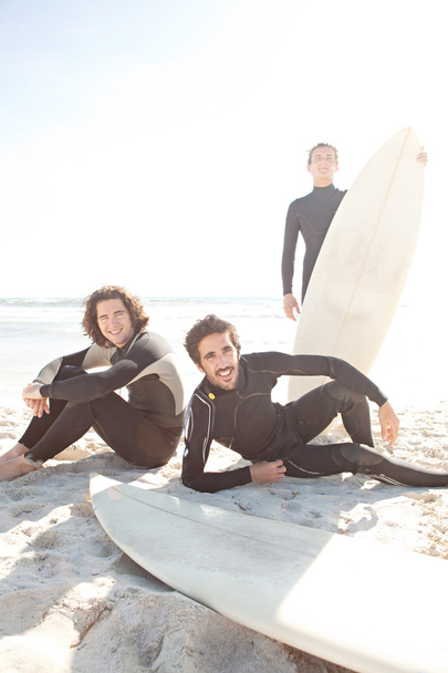 Tres amigos surfistas hombres
 - Foto, Imagen