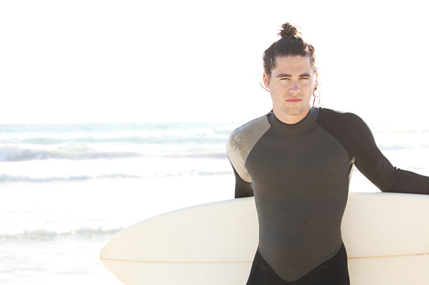 Jovem atraente surfista homem
 - Foto, Imagem